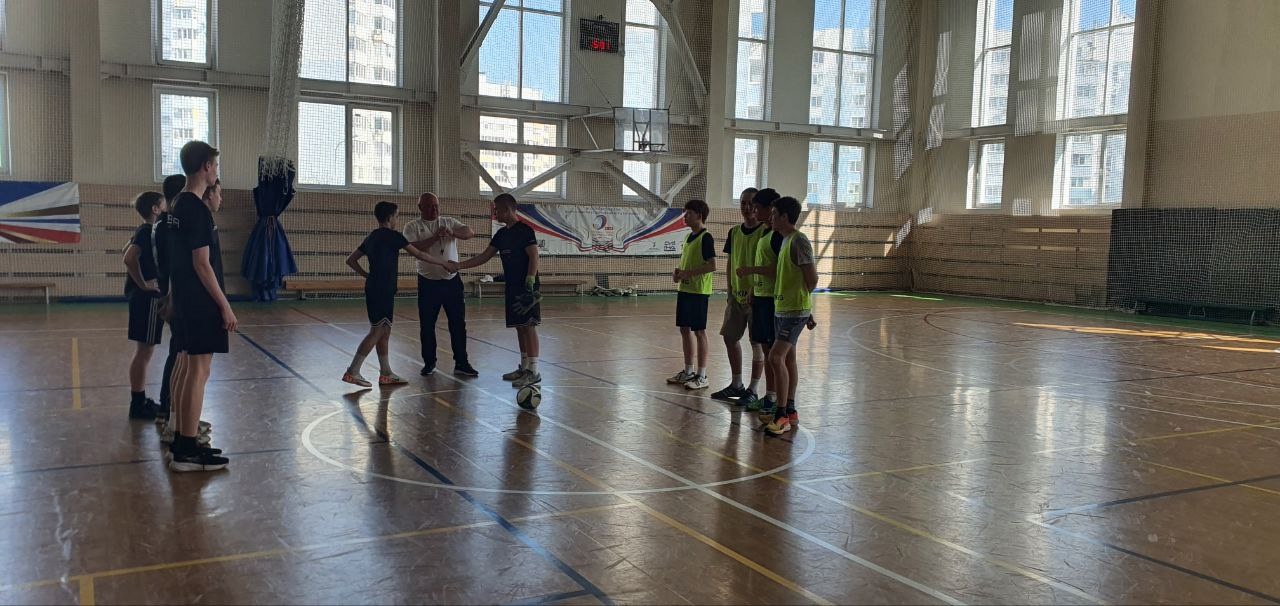 Соревнования по футболу.