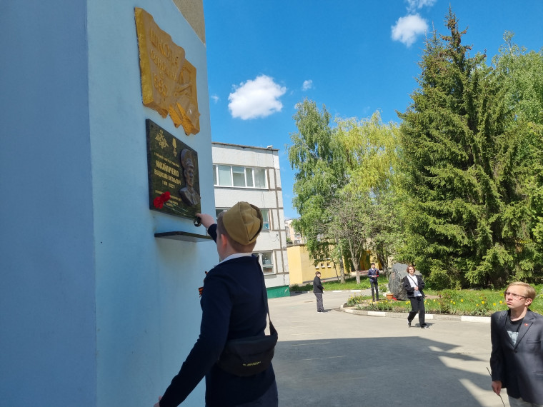Поклонимся великим тем годам.