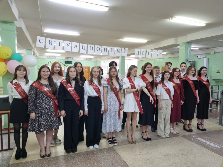Девятиклассники получили аттестаты.